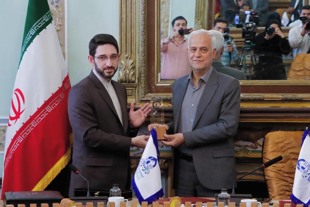 Isfahan receives plaque of Asia Tourism Capital